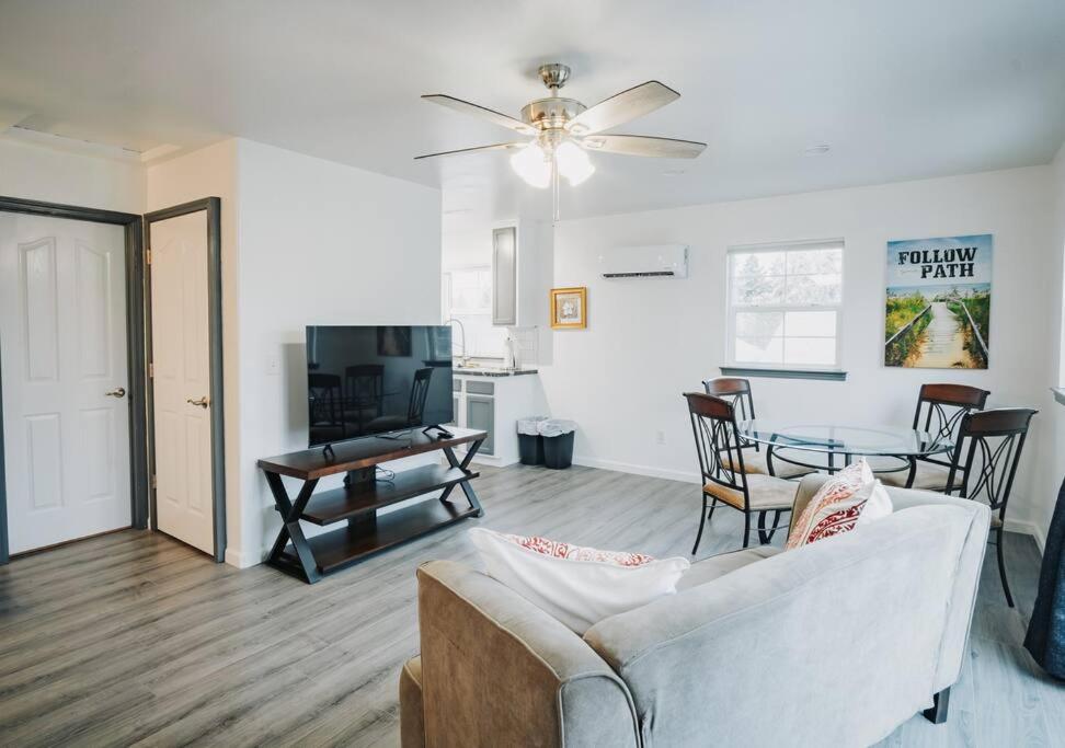 Gorgeous Upstairs Studio With Patio And Laundry Chico Esterno foto